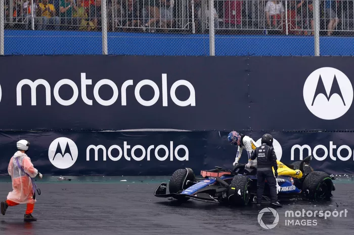 Alex Albon, Williams FW462, se baja del coche tras chocar en la calificación 