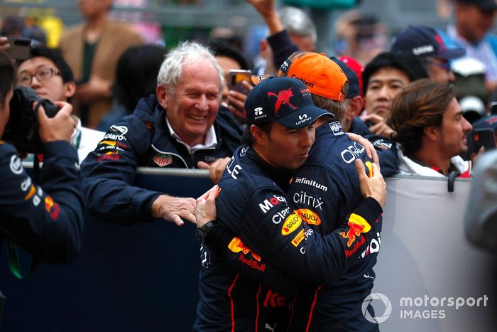 Ganador y campeón del mundo Max Verstappen, Red Bull Racing con Sergio Pérez, Red Bull Racing, 2ª posición, celebran con Helmut Marko, Consultor, Red Bull Racing, en el Parc Ferme