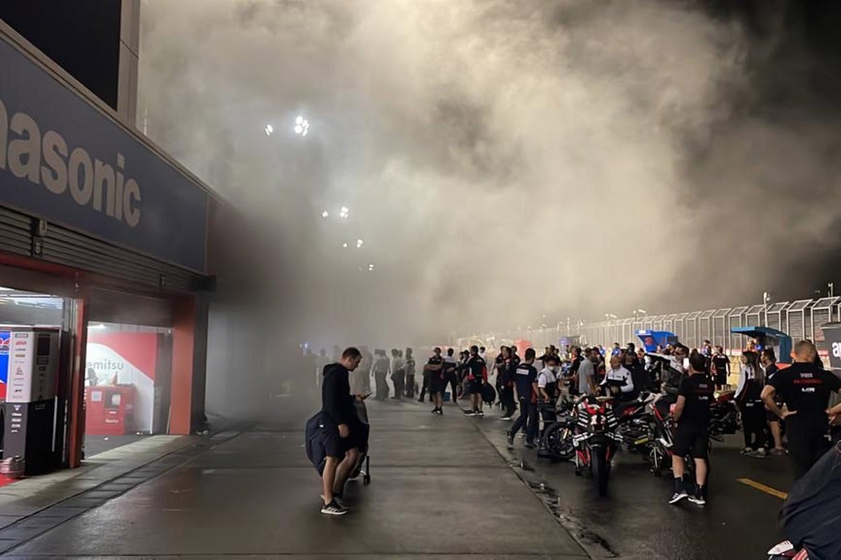 Fuego en el box del Marc VDS en Motegi