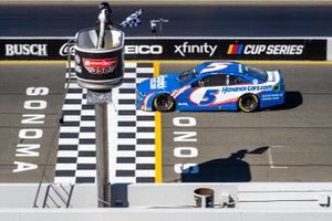 Race winner Kyle Larson, Hendrick Motorsports, Chevrolet Camaro HendrickCars.com