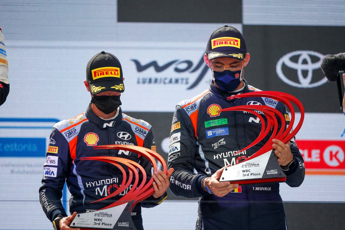 Podio: Thierry Neuville, Martijn Wydaeghe, Hyundai Motorsport Hyundai i20 Coupe WRC