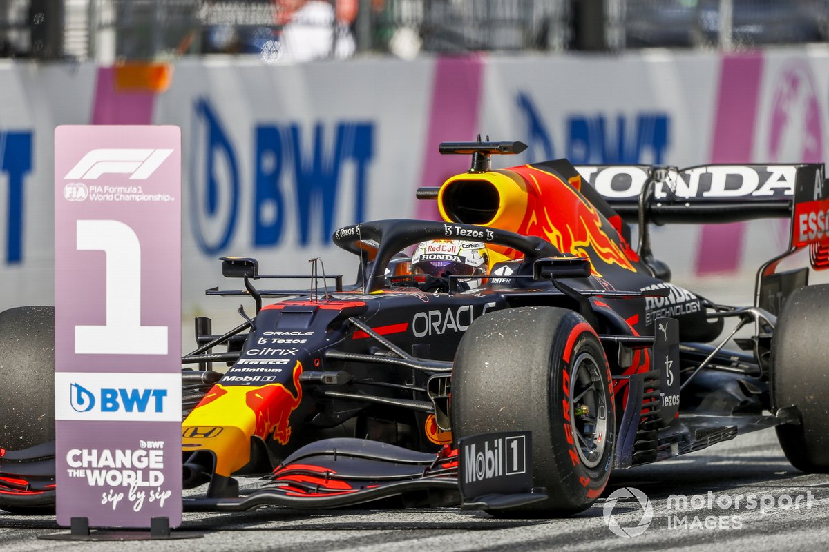 Ganador de la pole Max Verstappen, Red Bull Racing, en Parc Ferme