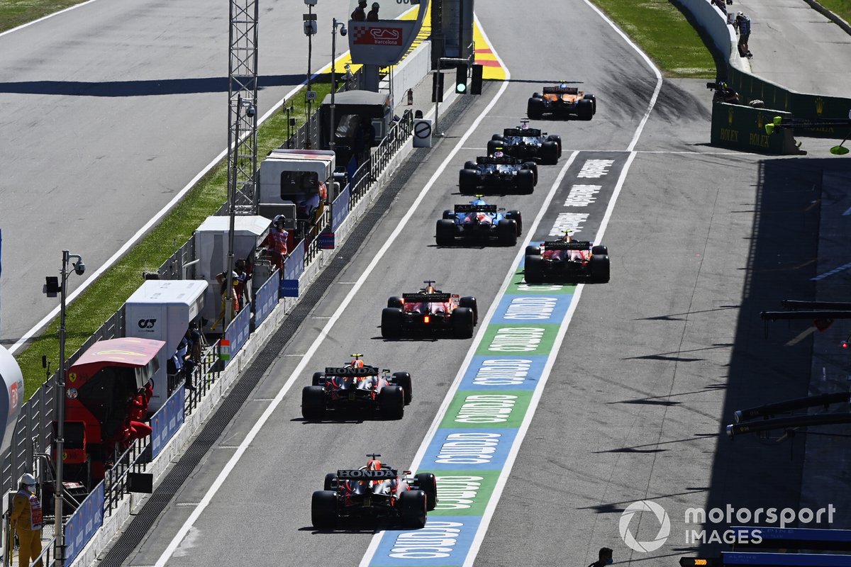 Lando Norris, McLaren MCL35M, y los demás pilotos salen de los boxes durante la clasificación