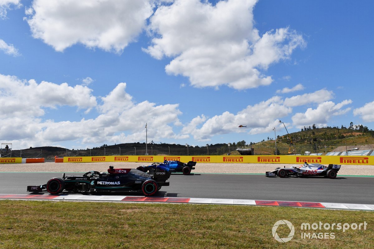 Lewis Hamilton, Mercedes W12, Nicholas Latifi, Williams FW43B, Nikita Mazepin, Haas VF-21
