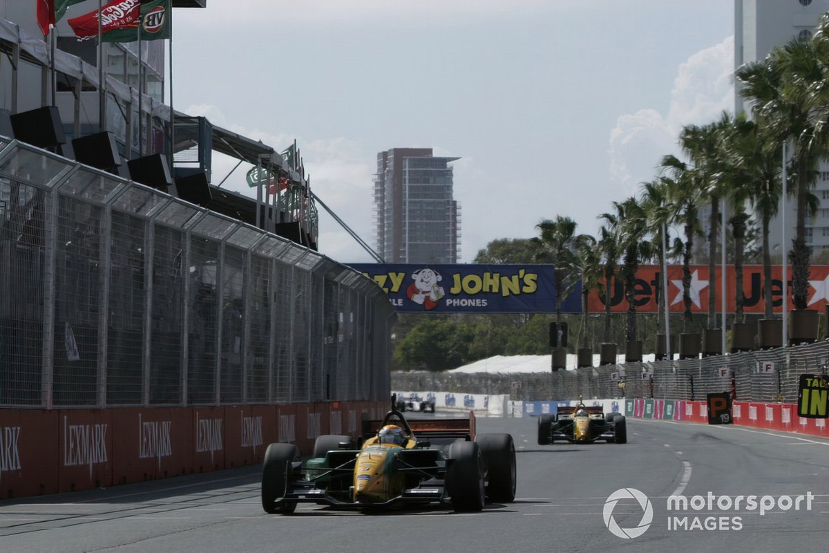 Beim IndyCar-Debüt vom Teamkollege rausgerissen