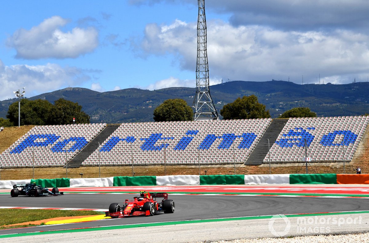 Carlos Sainz Jr., Ferrari SF21, Sebastian Vettel, Aston Martin AMR21