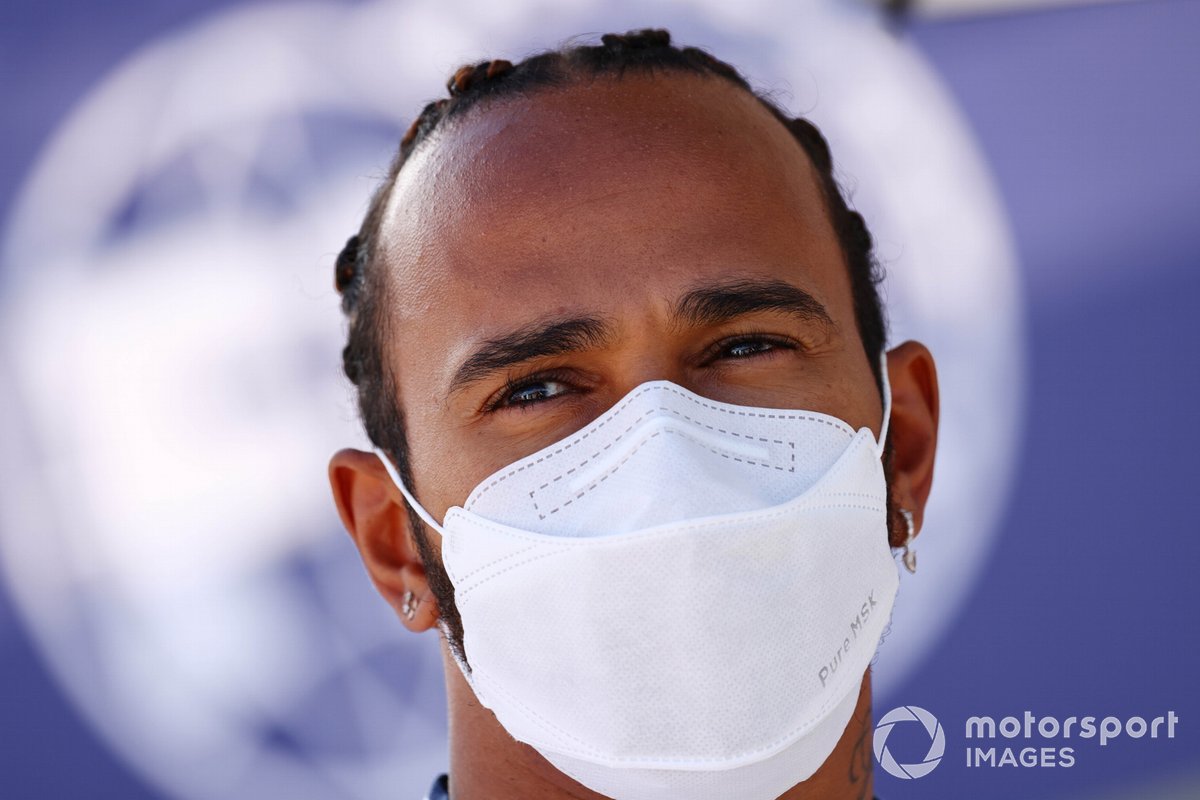 Lewis Hamilton, Mercedes, habla con los medios