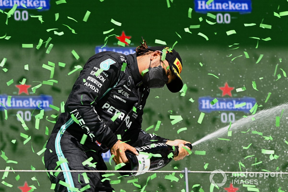 Podio: ganador de la carrera Lewis Hamilton, Mercedes