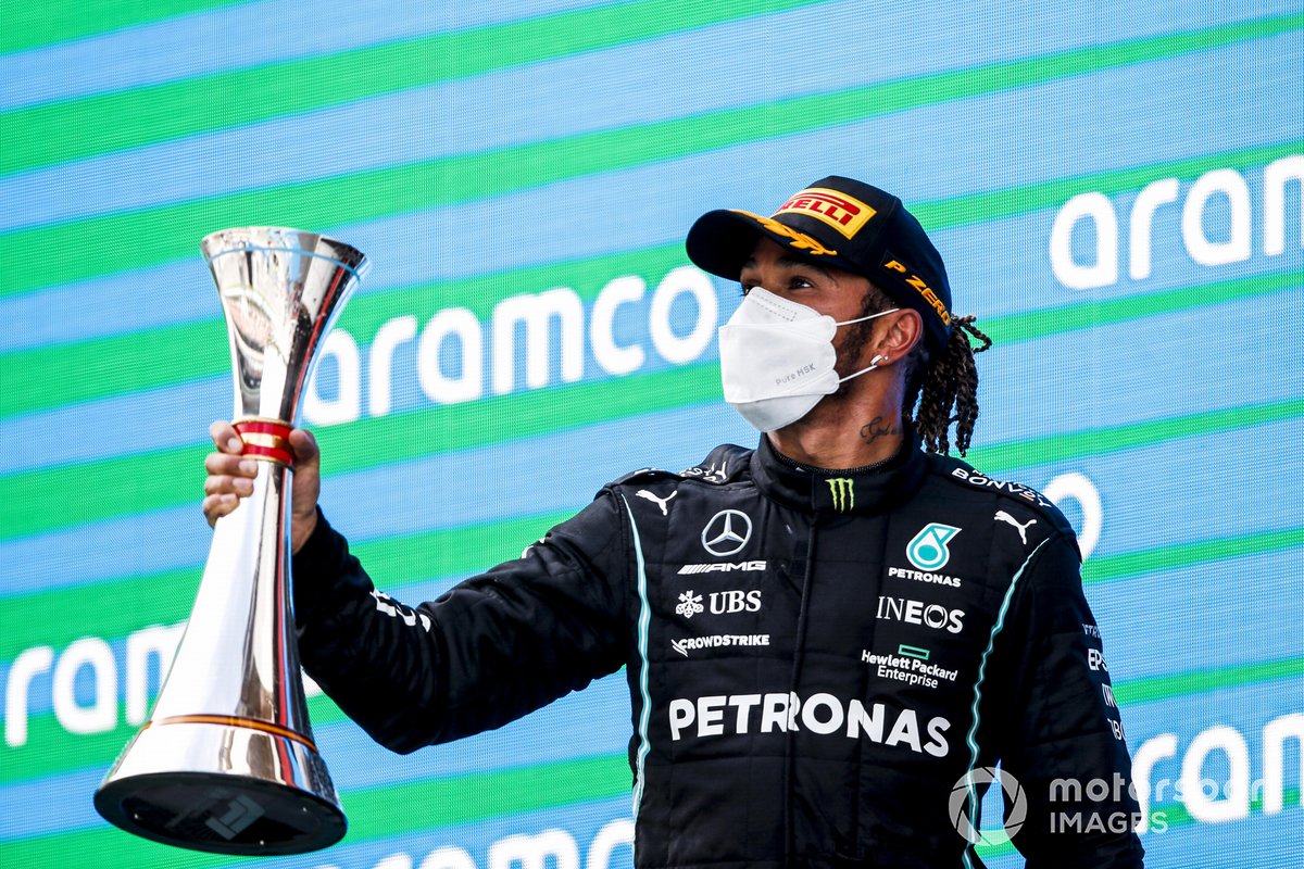Il vincitore della gara Lewis Hamilton, Mercedes festeggia sul podio con il trofeo
