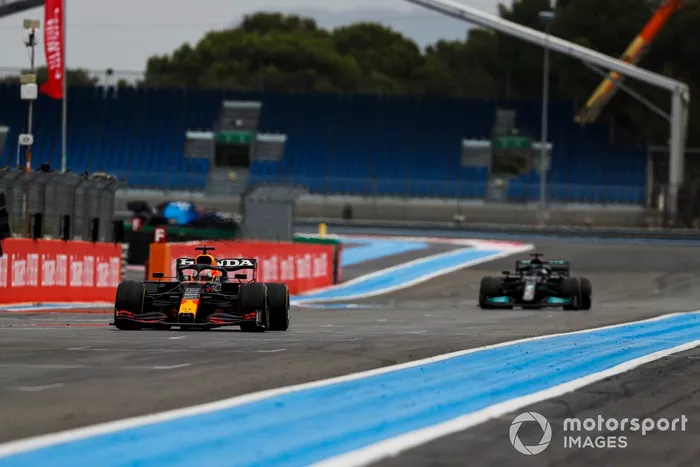 Max Verstappen, Red Bull Racing RB16B, precede Sir Lewis Hamilton, Mercedes W12