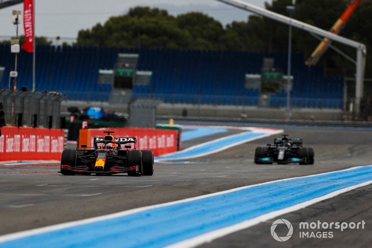 Max Verstappen, Red Bull Racing RB16B, precede Sir Lewis Hamilton, Mercedes W12
