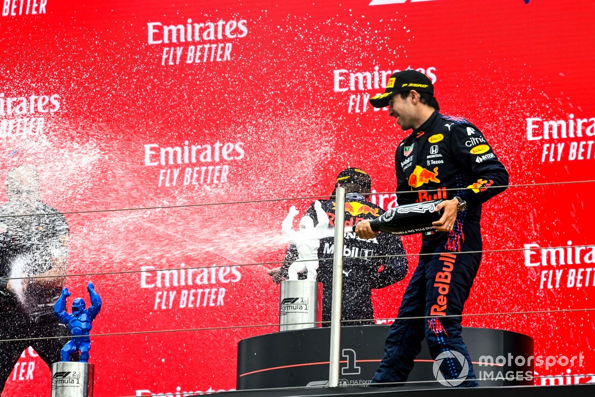 Podio: Gianpiero Lambiase, Ingeniero de carreras de Red Bull Racing, tercer lugar Sergio Pérez, Red Bull Racing, ganador de la carrera Max Verstappen, Red Bull Racing