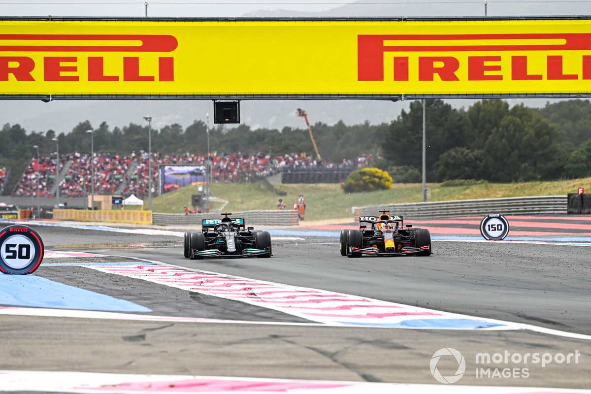 Max Verstappen, Red Bull Racing RB16B adelanta a Lewis Hamilton, Mercedes W12