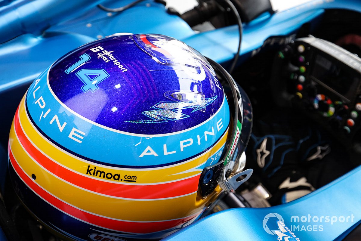 Il casco di Fernando Alonso, Alpine A521 con il logo di Motorsport Games al GP di Monaco