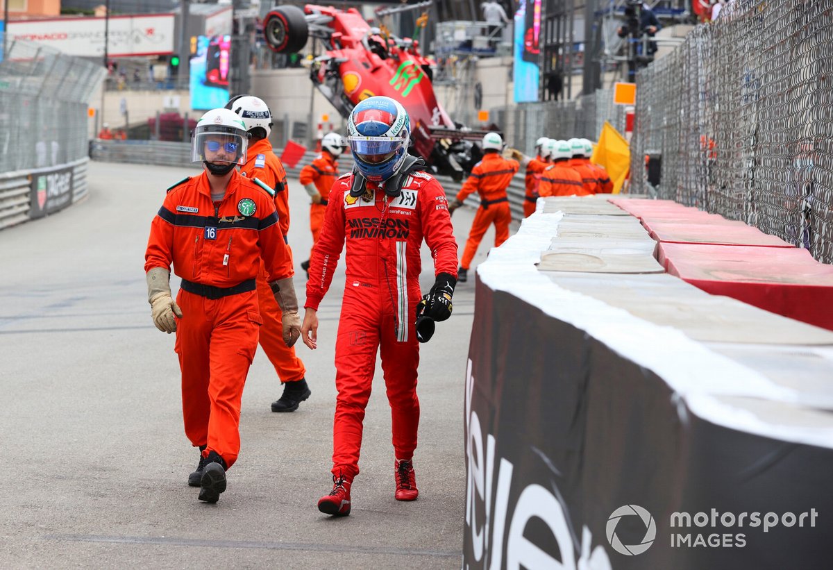 Marshal con Charles Leclerc, Ferrari, dopo l'incidente nelle qualifiche