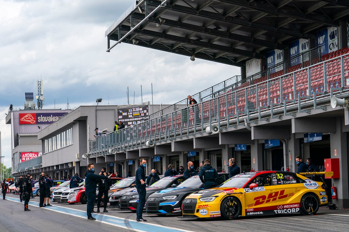 Le auto in pitlane