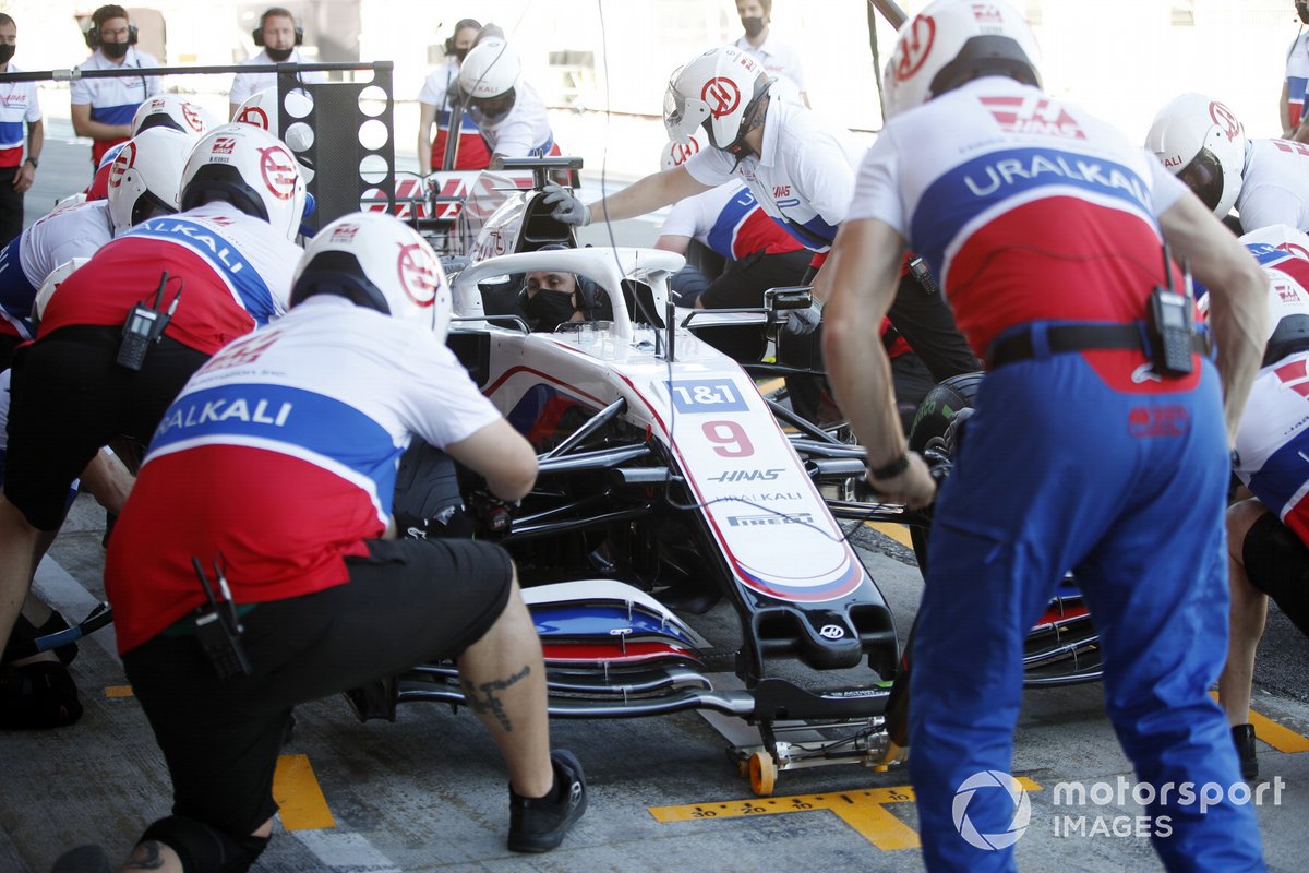 El equipo Haas practica un pitstop con Mick Schumacher Haas VF-21
