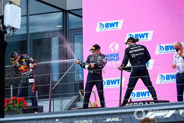 Podio: Helmut Marko, Consultor de Red Bull Racing, ganador de la carrera Max Verstappen, segundo lugar Lewis Hamilton, Mercedes, tercer lugar Valtteri Bottas, Mercedes