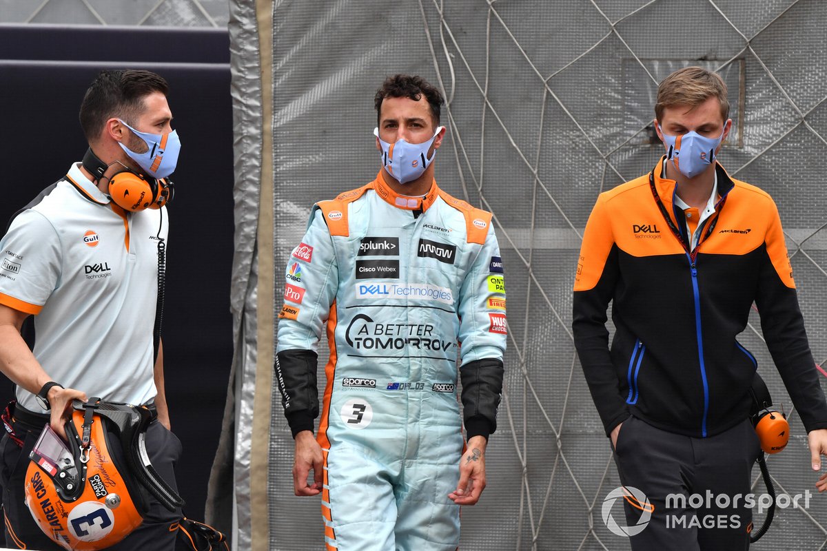 Daniel Ricciardo, McLaren, with engineers after Qualifying