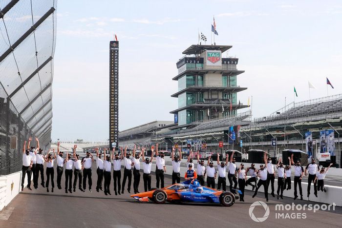 Scott Dixon, Chip Ganassi Racing Honda celebra la obtención del premio NTT P1 y la pole position mientras el personal de ingeniería de Honda salta de alegría