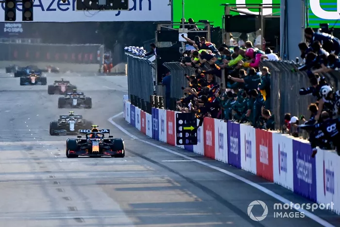 Ganador Sergio Pérez, Red Bull Racing RB16B, se lleva la bandera a cuadros
