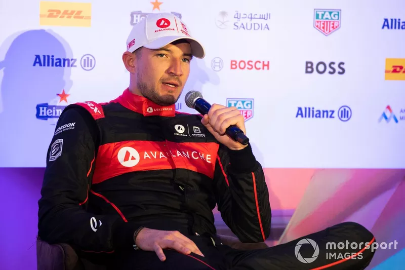 Jake Dennis, Andretti Autosport, 1º, en rueda de prensa