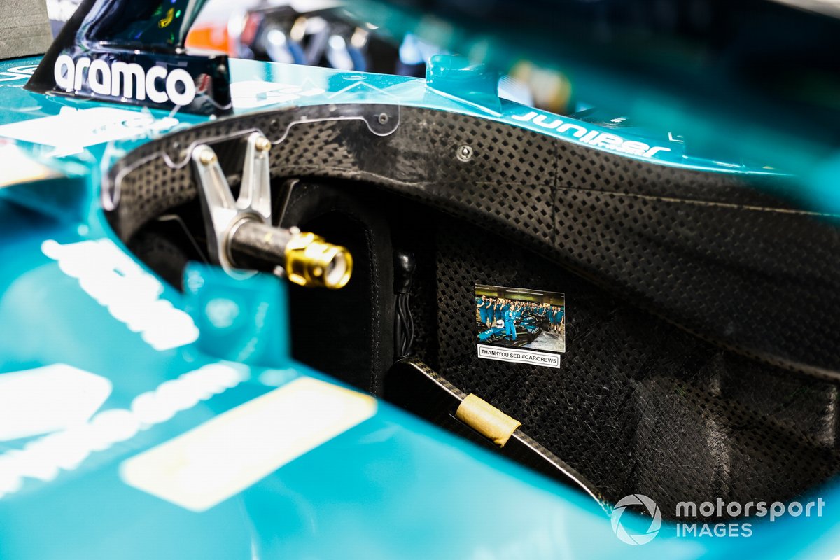 Un mensaje de su equipo en la cabina para Sebastian Vettel, Aston Martin