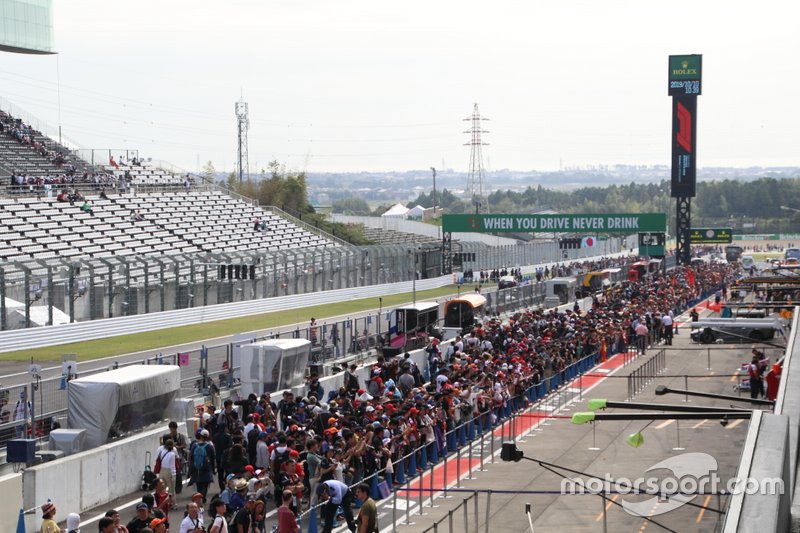 Pit lane fans