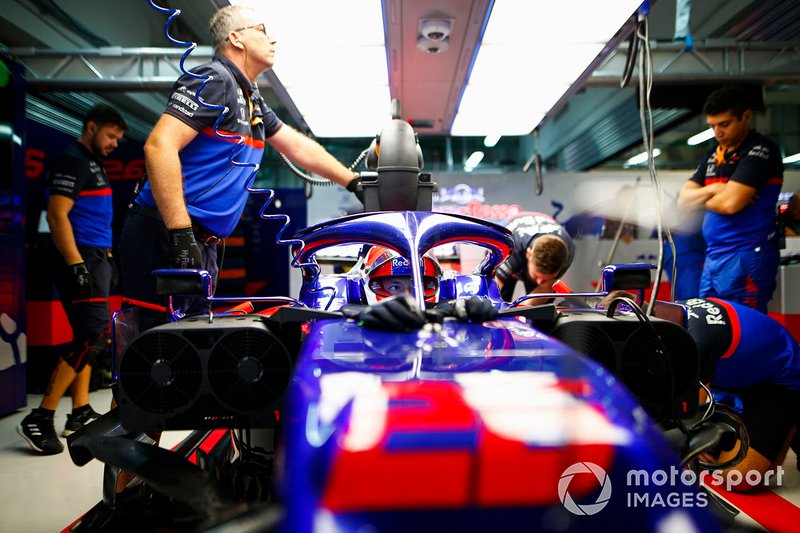 Daniil Kvyat, Toro Rosso, in the garage