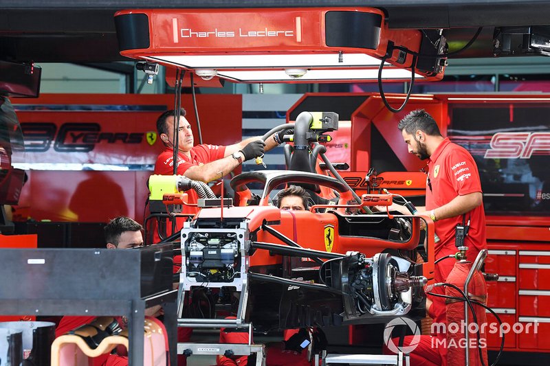Механики Ferrari за работой