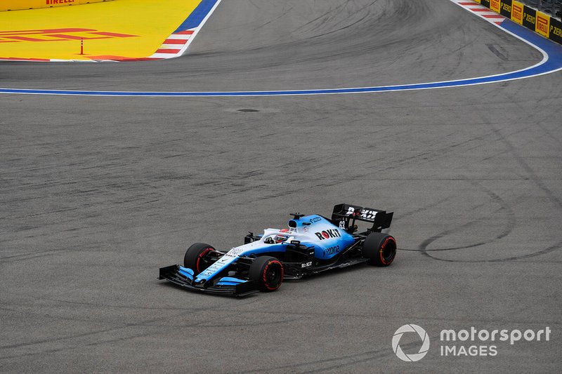 George Russell, Williams Racing FW42, runs wide