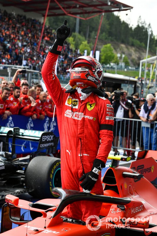 Charles Leclerc, Ferrari, 1er puesto, celebra a su llegada al Parque Ferme