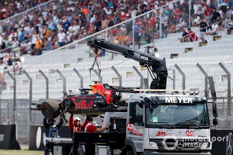 Marshals remove the damaged car of Pierre Gasly, Red Bull Racing RB15