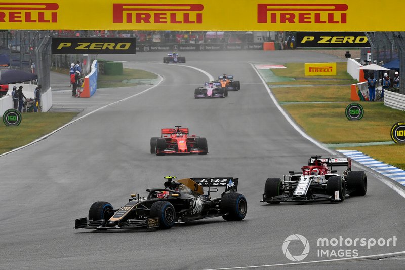 Kevin Magnussen, Haas F1 Team VF-19, precede Kimi Raikkonen, Alfa Romeo Racing C38, e Sebastian Vettel, Ferrari SF90