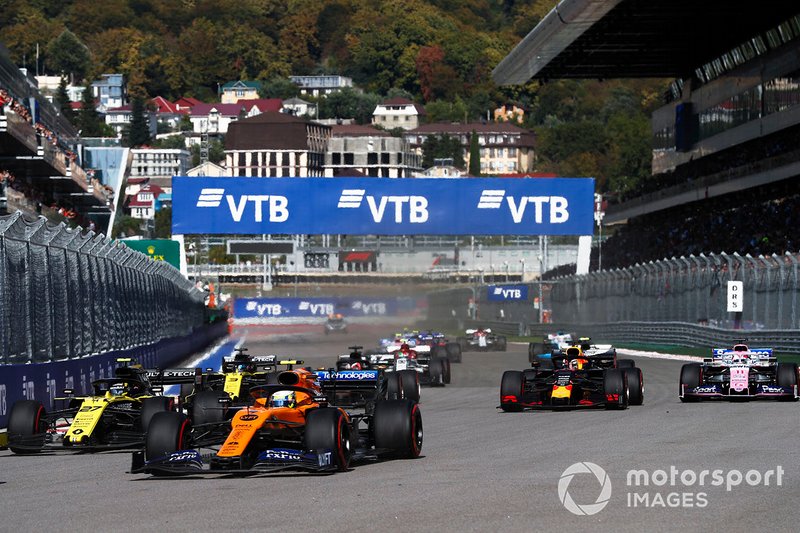 Lando Norris, McLaren MCL34, devant Nico Hulkenberg, Renault F1 Team R.S. 19, Daniil Kvyat, Toro Rosso STR14, Max Verstappen, Red Bull Racing RB15, Sergio Perez, Racing Point RP19, et le reste du peloton au départ