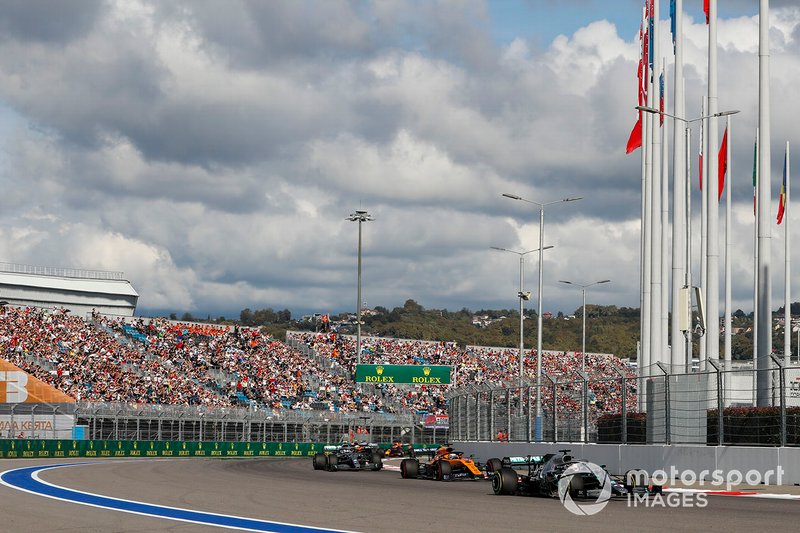 Lewis Hamilton, Mercedes AMG F1 W10, Carlos Sainz Jr., McLaren MCL34, Valtteri Bottas, Mercedes AMG W10 y Lando Norris, McLaren MCL34