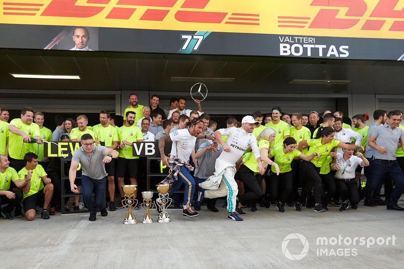 Lewis Hamilton, Mercedes AMG F1, 1st position, Valtteri Bottas, Mercedes AMG F1, 2nd position, and the Mercedes team celebrate victory