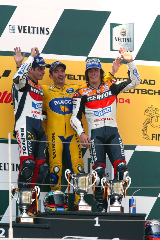 Podium: Racewinnaar Max Biaggi, Pons Honda, tweede plaats Alex Barros, Repsol Honda, derde plaats Nicky Hayden, Repsol Honda