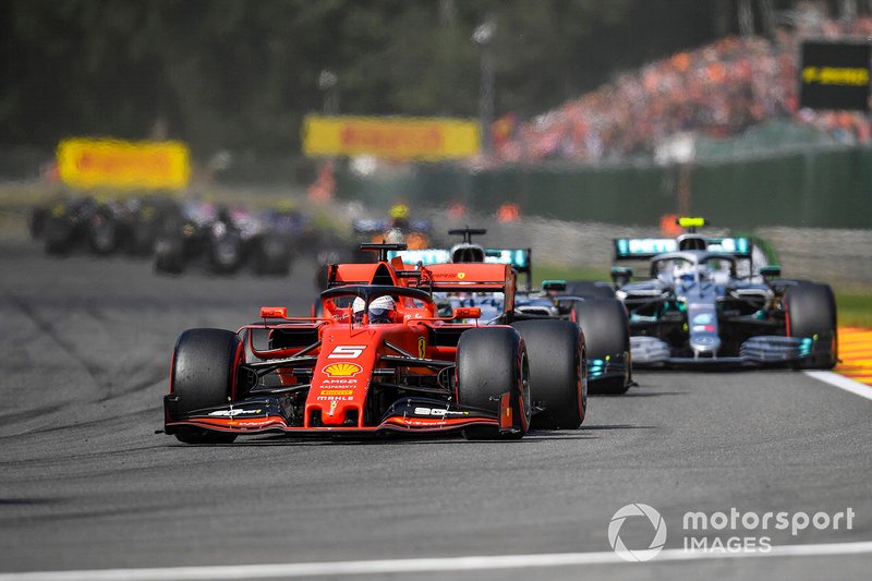 Sebastian Vettel, Ferrari SF90, precede Lewis Hamilton, Mercedes AMG F1 W10, Valtteri Bottas, Mercedes AMG W10, e il resto delle auto nel giro di apertura
