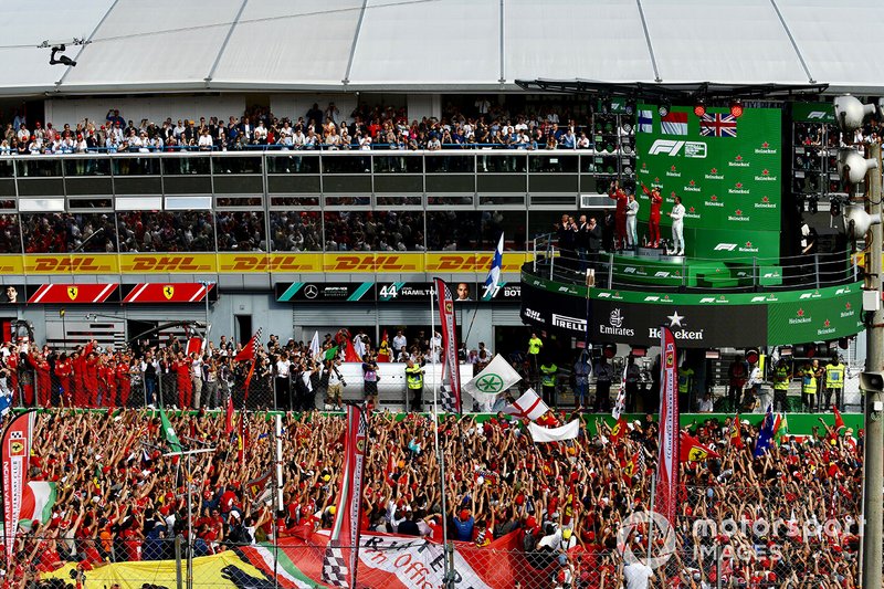 Podio: segundo lugar Valtteri Bottas, Mercedes AMG F1, el ganador de la carrera Charles Leclerc, Ferrari y el tercer lugar Hamilton, Mercedes AMG F1