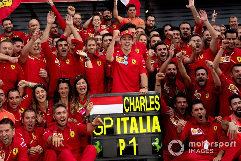 Il vincitore della gara Charles Leclerc, Ferrari in posa per una foto con il team Ferrari