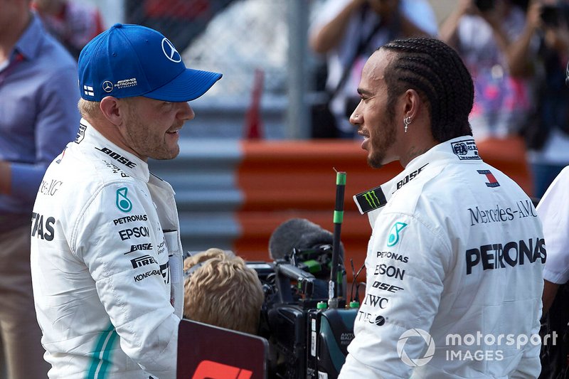 Valtteri Bottas, Mercedes AMG F1 e Lewis Hamilton, Mercedes AMG F1 festeggiano al Parc Ferme