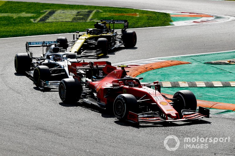 Charles Leclerc, Ferrari SF90 precede Lewis Hamilton, Mercedes AMG F1 W10