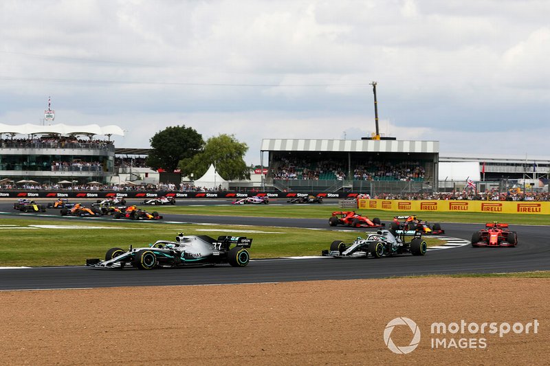 Valtteri Bottas, Mercedes AMG W10 lidera a Lewis Hamilton, Mercedes AMG F1 W10 y Charles Leclerc, Ferrari SF90 en la salida de la carrera