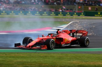 Sebastian Vettel, Ferrari SF90 na achterop Max Verstappen, Red Bull Racing RB15, te zijn gereden