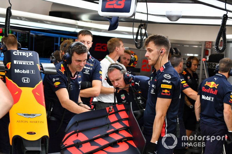 Los mecánicos de Red Bull trabajan en un alerón delantero