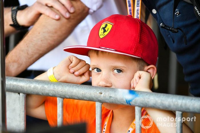 Un joven fan de Ferrari