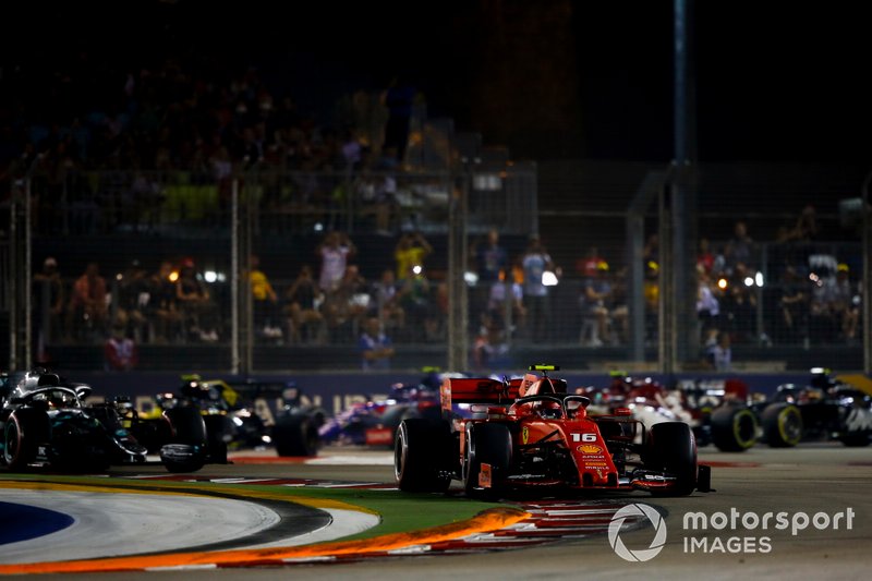 Charles Leclerc, Ferrari SF90 precede Lewis Hamilton, Mercedes AMG F1 W10