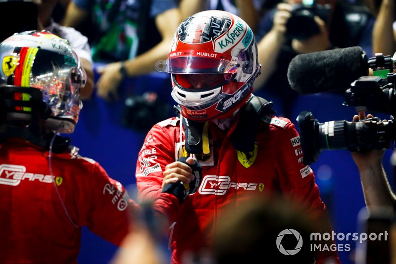 El ganador de la carrera Sebastian Vettel, Ferrari y Charles Leclerc, Ferrari celebran en el Parc Ferme