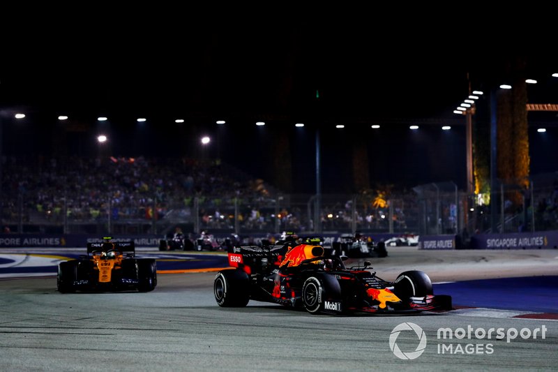 Alexander Albon, Red Bull Racing RB15, precede Lando Norris, McLaren MCL34